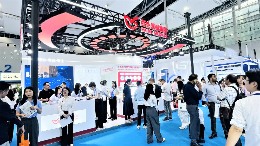 参展者们在百合展位前了解产品