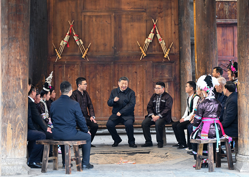 人民领袖|“总书记的话像火塘里的火一样温暖” 2025年3月17日,习近平总书记在贵州黔东南州黎平县肇兴侗寨考察时,在信团鼓楼同村干部和村民代表围坐在火塘边,共话乡村全面振兴。