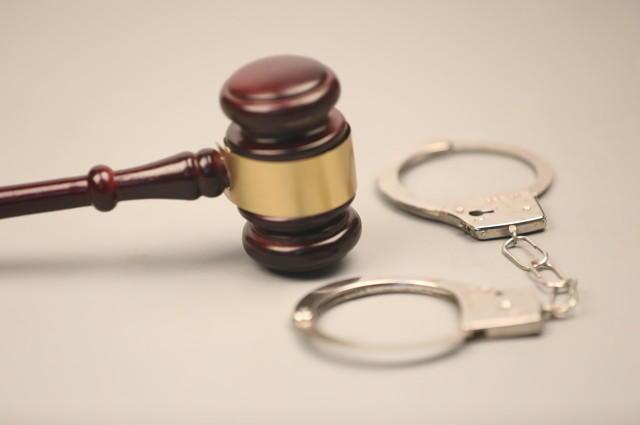 19岁男子强奸女子赔10万一审获刑