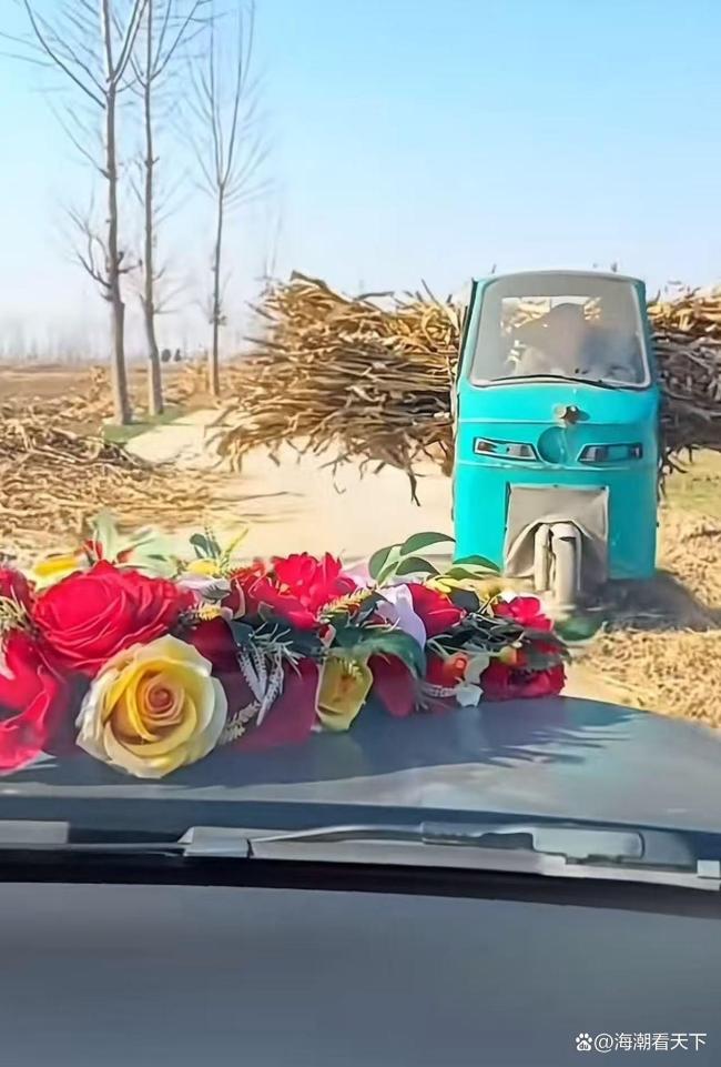 司机为让路放倒自己的三轮车