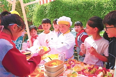 小学生比拼厨艺 小学生比拼厨艺