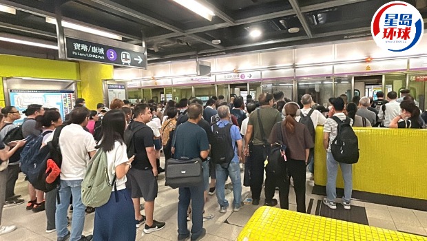 调景岭站月台挤满候车乘客。 调景岭站月台挤满候车乘客。