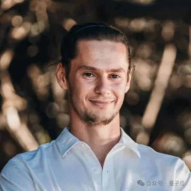 马斯克为何要用Grok接手X平台算法 AI取代人力