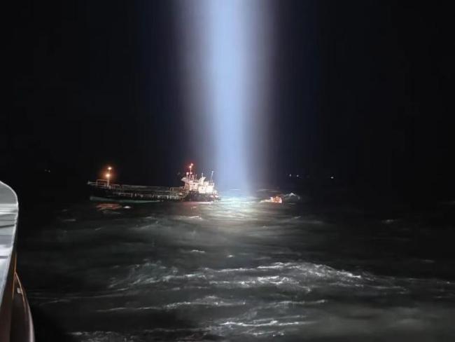 大风寒潮来袭 4名海上遇险船员获救