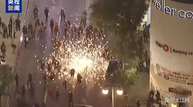 洛杉矶警察努力阻拦抗议者前进