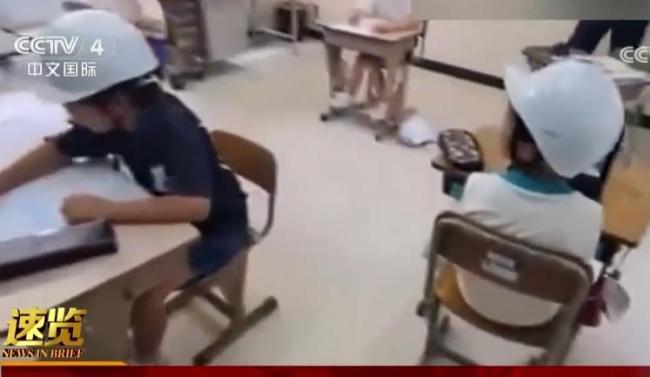 日本小学生戴头盔上学防地震