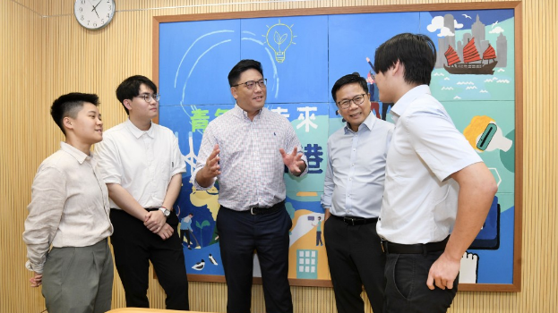 民青局副局长梁宏正(中)接受《星岛头条》访问。 民青局副局长梁宏正(中)接受《星岛头条》访问。