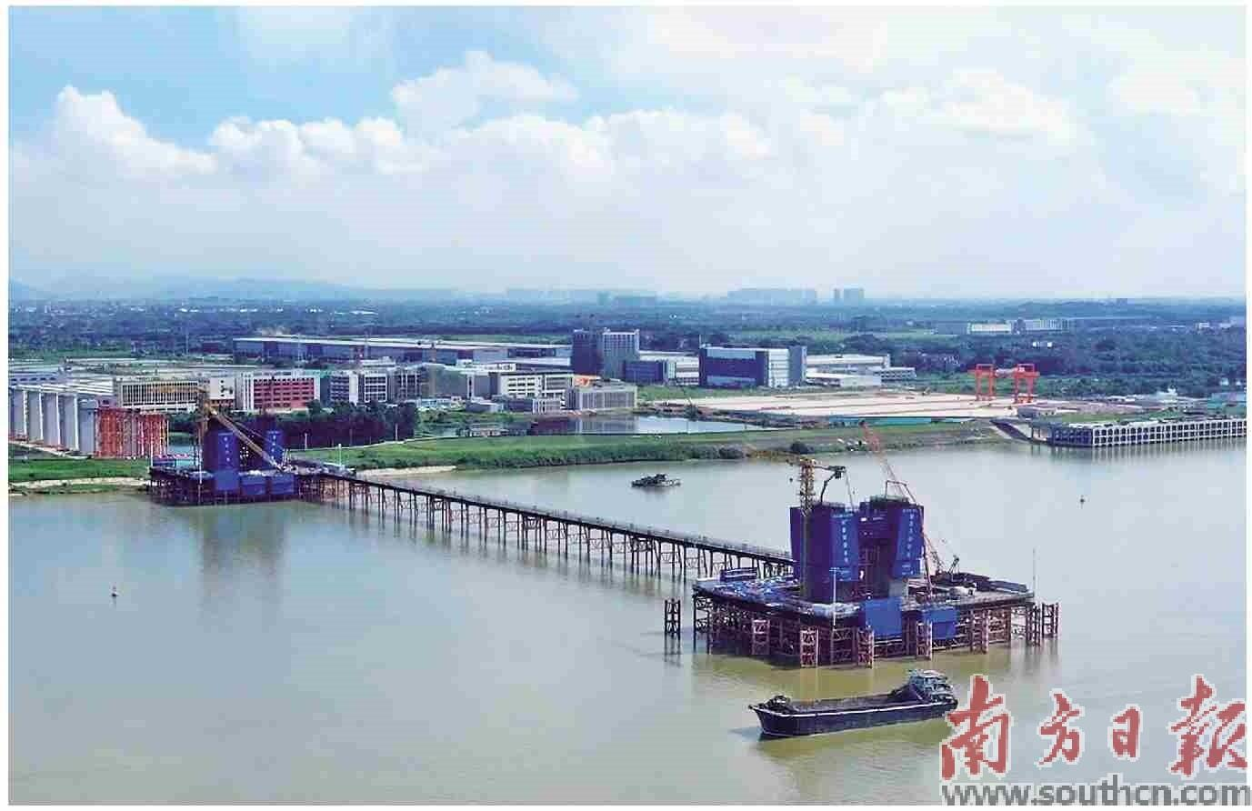 珠肇高铁项目西江特大桥77号主塔下横梁首层混凝土顺利浇筑完成。受访者供图