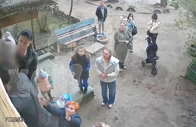 俄2岁女童被锁家中喝马桶水存活