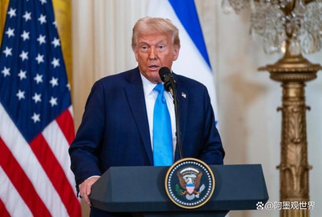 特朗普访问日本在美军士兵面前跳舞