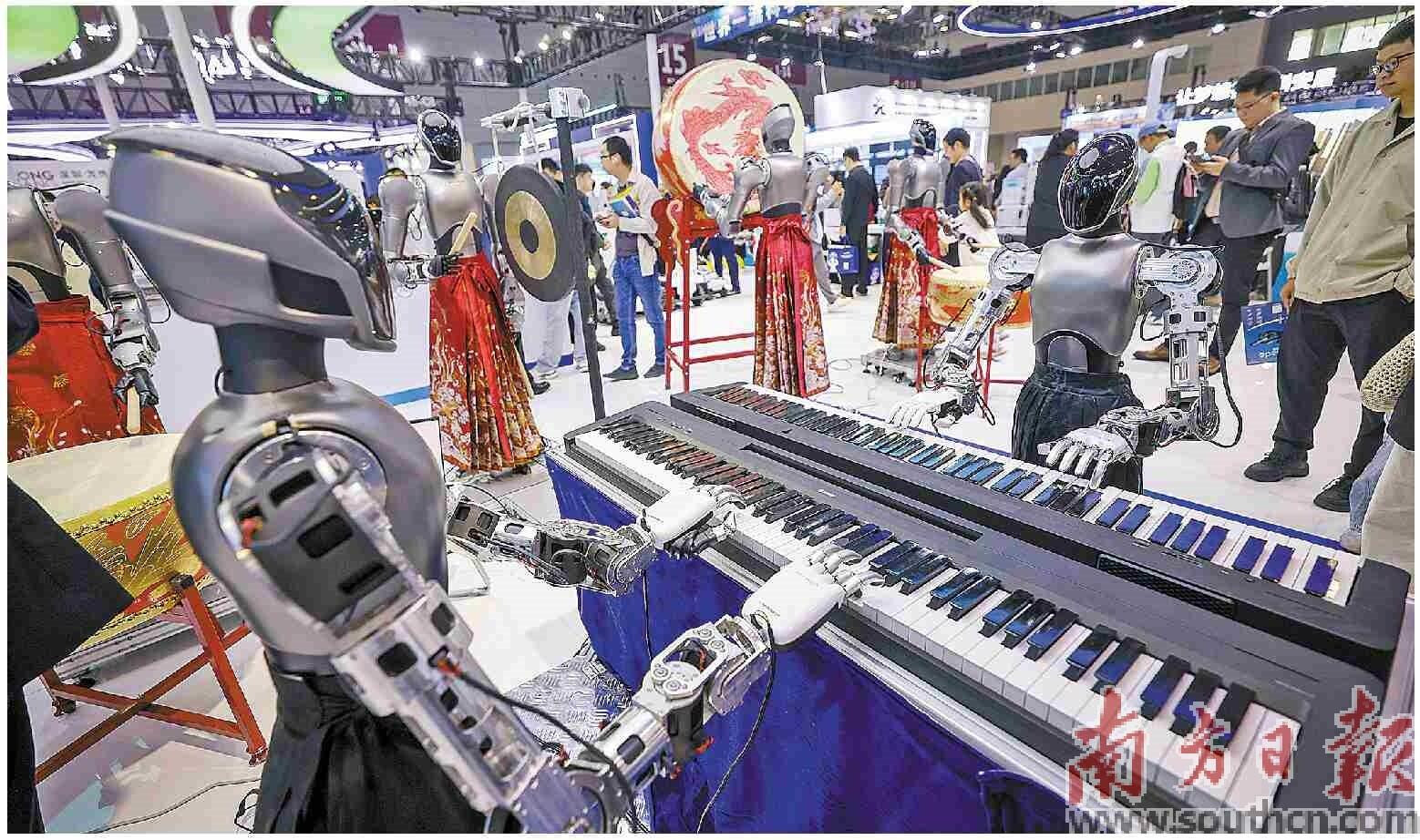由灵心巧匠（深圳）机器人有限公司带来的“灵心乐府”机器人乐队正在弹钢琴。南方日报记者 朱洪波 摄