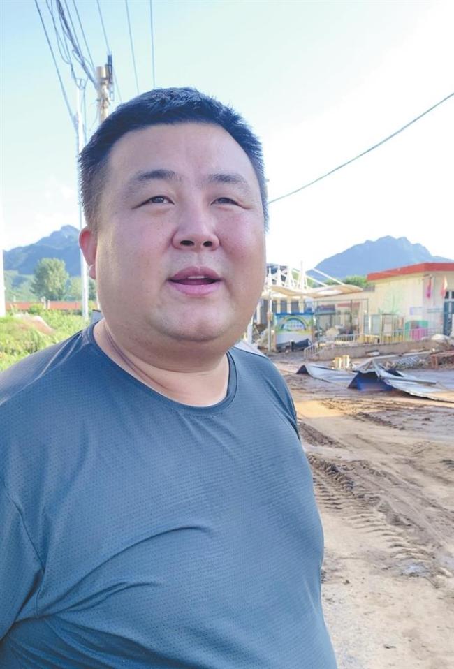 北京暴雨中,民间救援者王天宇与同伴们组成车队,协力营救100多人