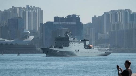 一美籍男子在解放军舰队附近放无人机,已被港警逮捕