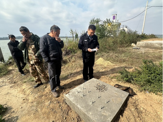 男子钓到子弹以为是大鱼