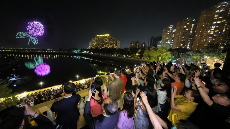 1,288架无人机砌出“绣球花”于空中绽放。.jpg 1,288架无人机砌出“绣球花”于空中绽放。.jpg