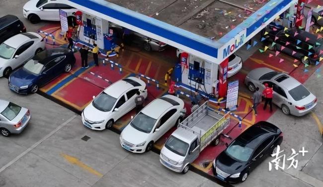 市监局回应加油站请衣着暴露女模促销