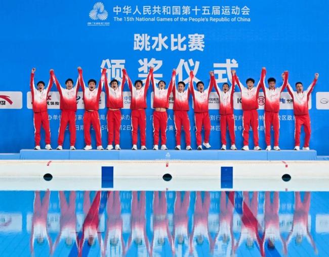 全红婵帮师兄带娃