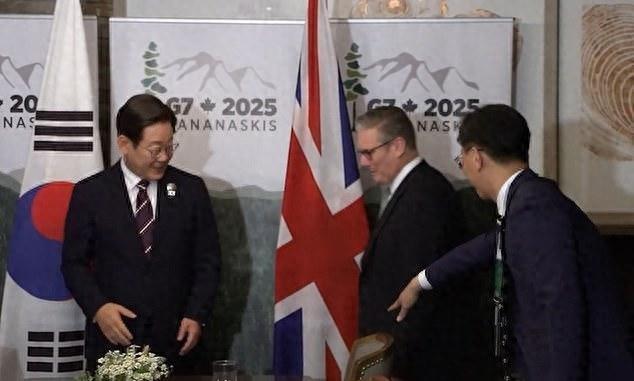 英国首相误将翻译当成韩国总统