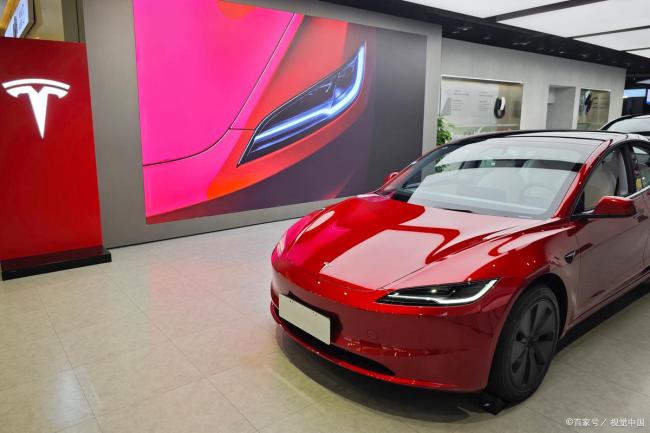 美一特斯拉碰撞起火5人被困身亡