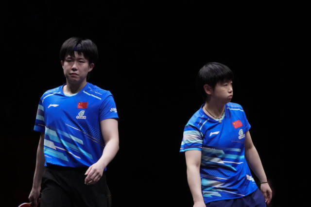 12月13日，在香港进行的2025年世界乒乓球职业大联盟（WTT）总决赛混双决赛中，中国组合王楚钦/孙颖莎0比3不敌韩国组合林仲勋/申裕斌，获得亚军。图为王楚钦（左）/孙颖莎在比赛中。新华社发（吕小炜摄）