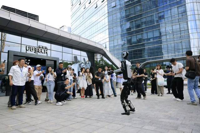 4月22日,网络文明伙伴、正能量网络名人和记者实地走访深圳优必选。