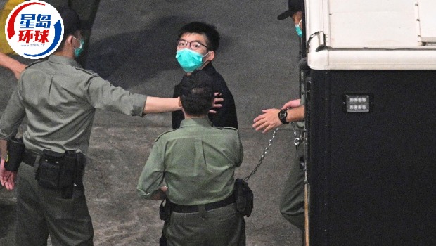 黄之锋涉勾结外国势力遭国安处起诉今午提堂,案件押后再讯。 黄之锋涉勾结外国势力遭国安处起诉今午提堂,案件押后再讯。