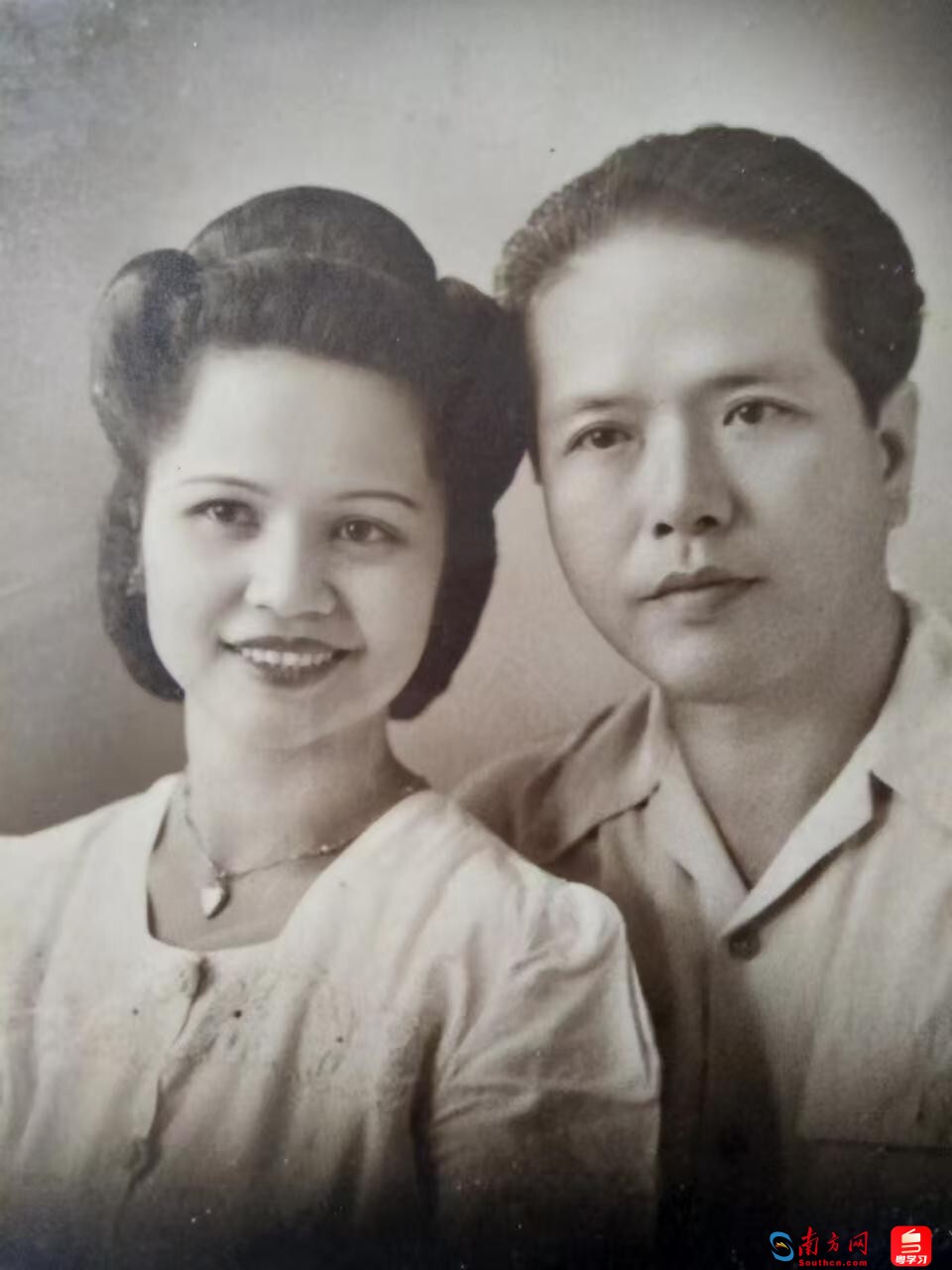 1947年广东江门华侨谢振凯与他的菲律宾妻子高美丽在马尼拉重逢时拍摄的照片。