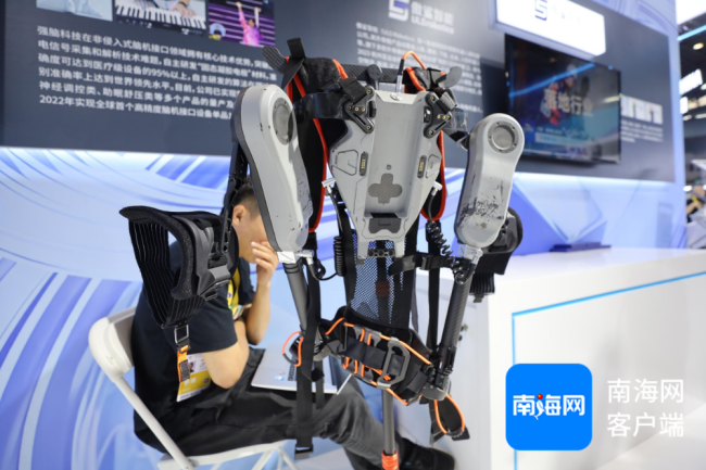 记者穿上外骨骼机器人秒变大力士