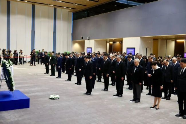 香港举行国家公祭日纪念仪式 李家超敬献花圈