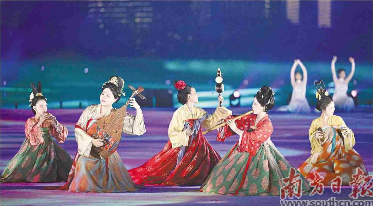 8月7日，第12届世界运动会开幕式在成都举行，图为演员在开幕式上表演。新华社发