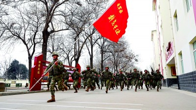 一面战旗 铁血荣光辉映前进方向 一面战旗 铁血荣光辉映前进方向