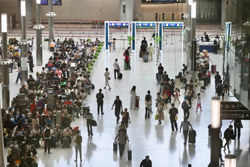 高铁站内旅客人头涌涌。 苏正谦摄 高铁站内旅客人头涌涌。 苏正谦摄