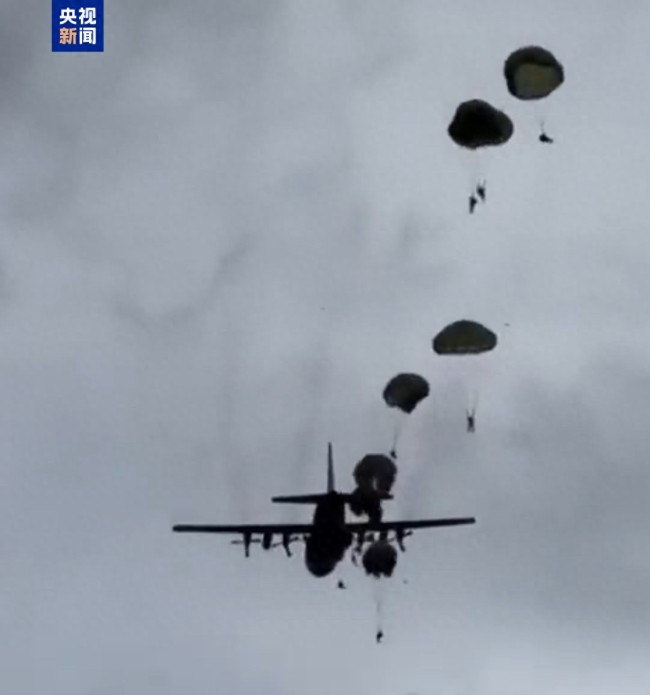 委内瑞拉空军进行空中演练!