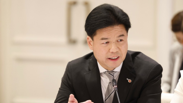 汤文龙向卡塔尔工商界讲解香港法律服务的优势。 汤文龙向卡塔尔工商界讲解香港法律服务的优势。
