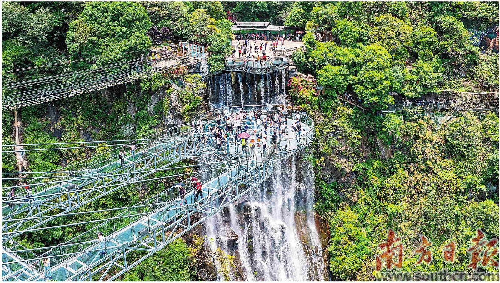 清远古龙峡景区凭借独特魅力成为热门旅游打卡地之一。 南方日报记者 吴伟洪 摄