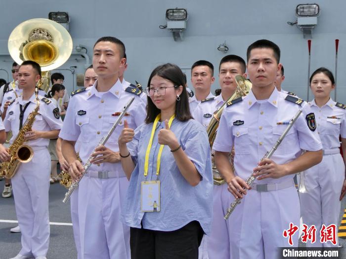 特写:香港民众争睹海军航母编队真容
