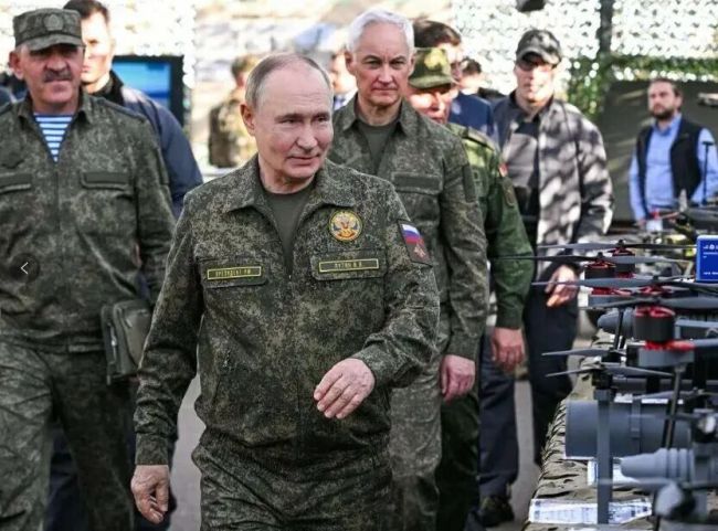 普京身着军装出席军演