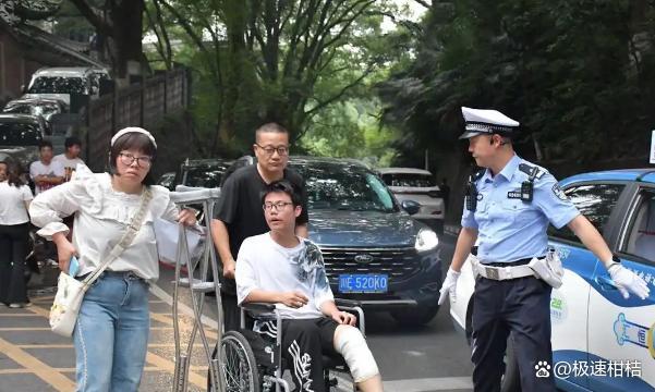 民警护送骨折高考生进考场