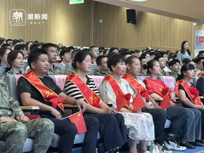 双胞胎兄弟亮相阅兵装备方队