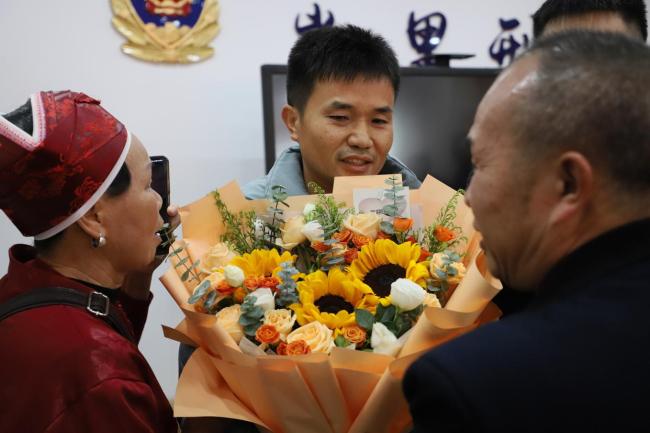 广东网球教练走失33年返回贵州认亲!