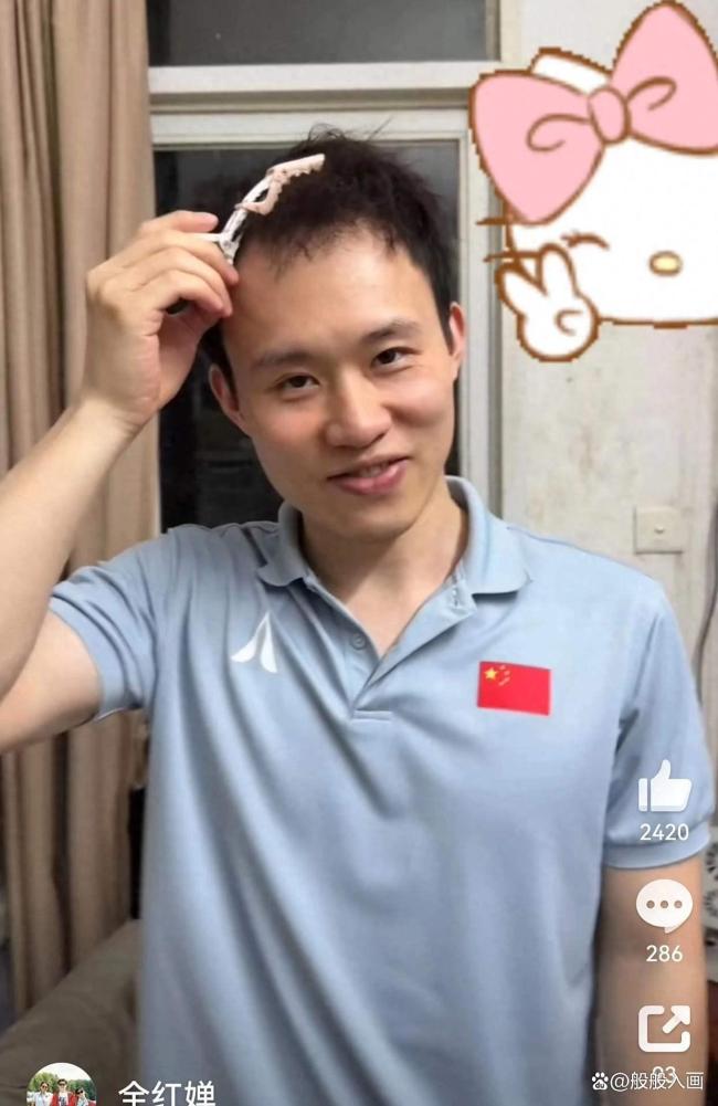 全红婵抱上谢思埸的宝宝了