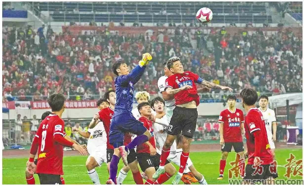 省超决赛首回合，双方运动员激烈拼抢。姚志豪 龚钰坤 杨川 摄