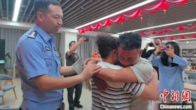寻亲32年 男子母亲节前夕与生母团圆