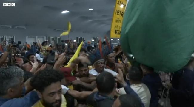 直击COP30冲突现场：原住民强闯峰会，呐喊“我们的土地不出售”