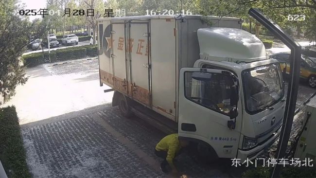 男子在停车场徘徊，突然火烧起来了！北京警方：拘！