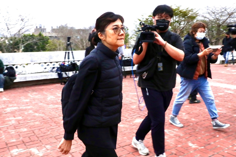 民众党前主席柯文哲父亲柯承发老先生10日举行告别式。 柯文哲妹妹柯美兰（左）上午7点抵达告别式会场。