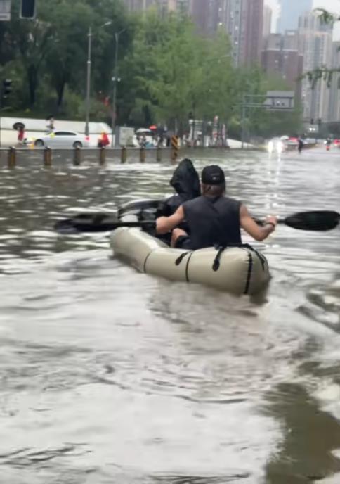 成都大暴雨有市民在雨中划船