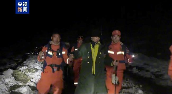 西藏定日县嘎玛沟最后一批徒步游客安全抵达曲当镇