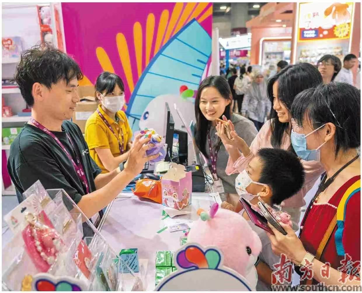 南国书香节掀起文化消费新浪潮，吉祥物盲盒、图书周边等热销。