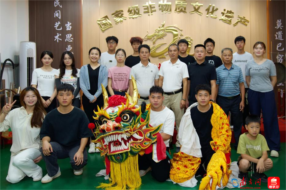 团队成员与莞香省级非遗传承人汤锦华合影。
